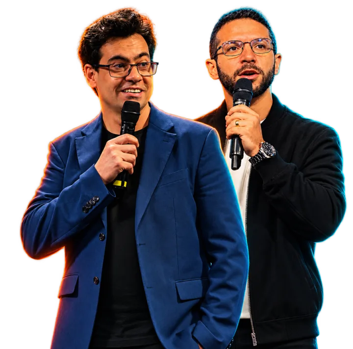 Anthony Nichols e André Cia com microfone no palco
